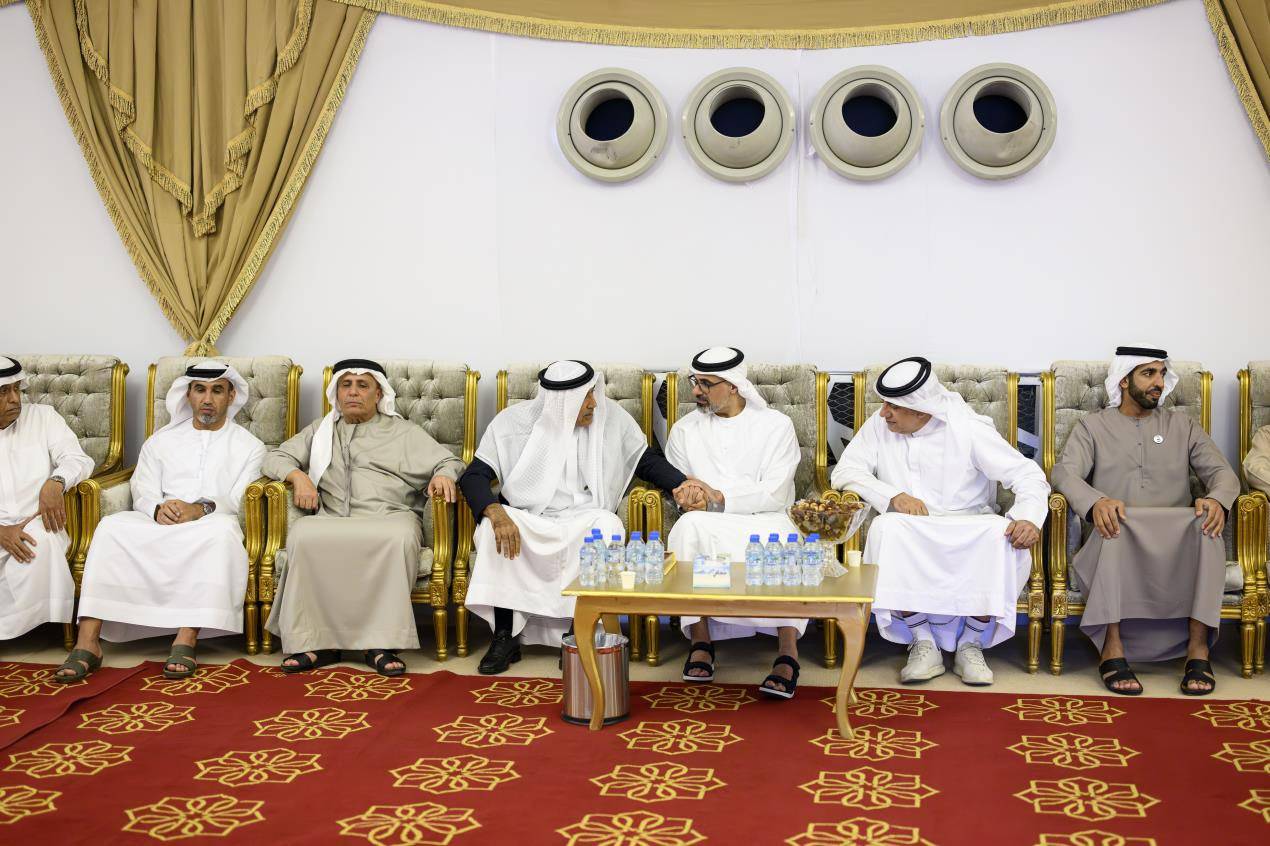 خالد بن محمد بن زايد يُقدم واجب العزاء في وفاة خلفان مطر الرميثي