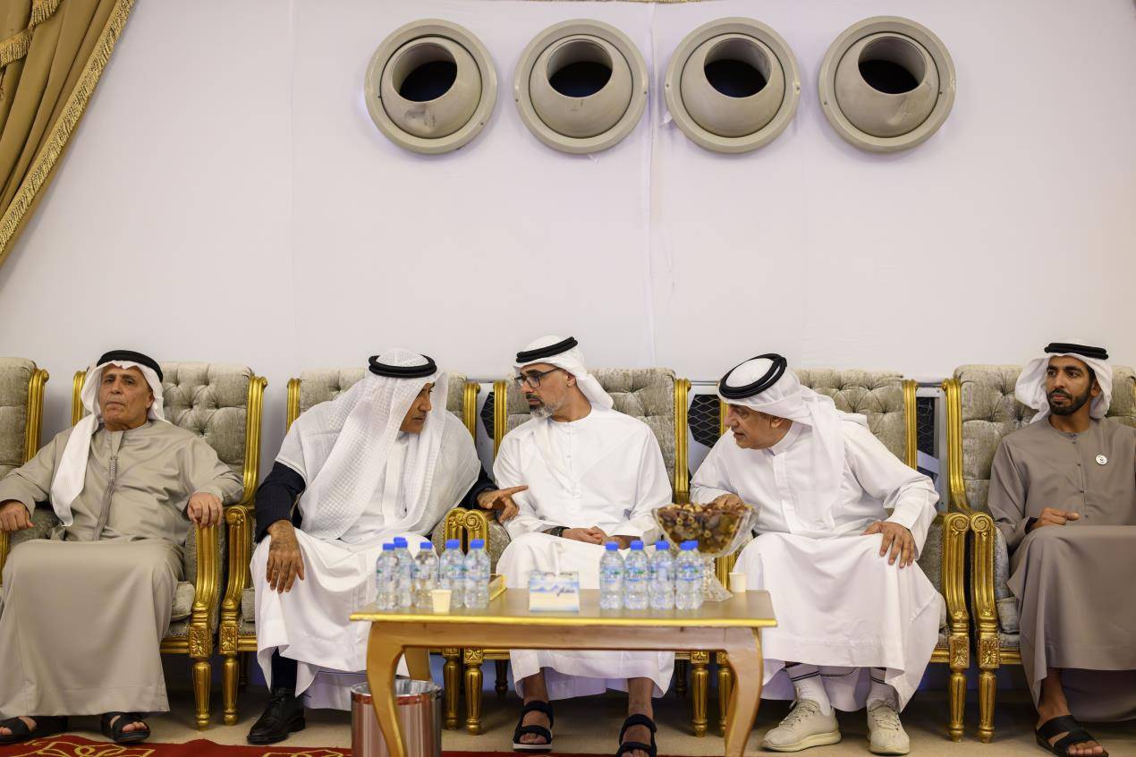 خالد بن محمد بن زايد يُقدم واجب العزاء في وفاة خلفان مطر الرميثي