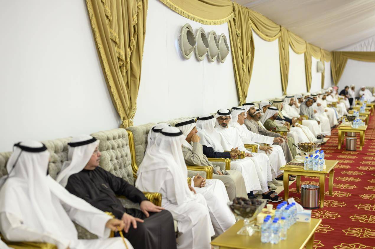 خالد بن محمد بن زايد يُقدم واجب العزاء في وفاة خلفان مطر الرميثي