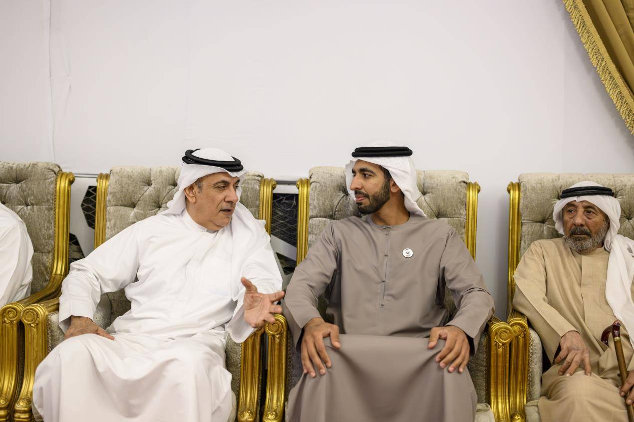 خالد بن محمد بن زايد يُقدم واجب العزاء في وفاة خلفان مطر الرميثي