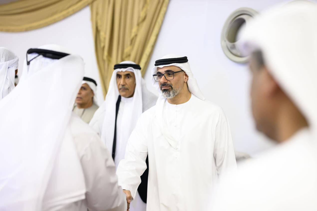 خالد بن محمد بن زايد يُقدم واجب العزاء في وفاة خلفان مطر الرميثي