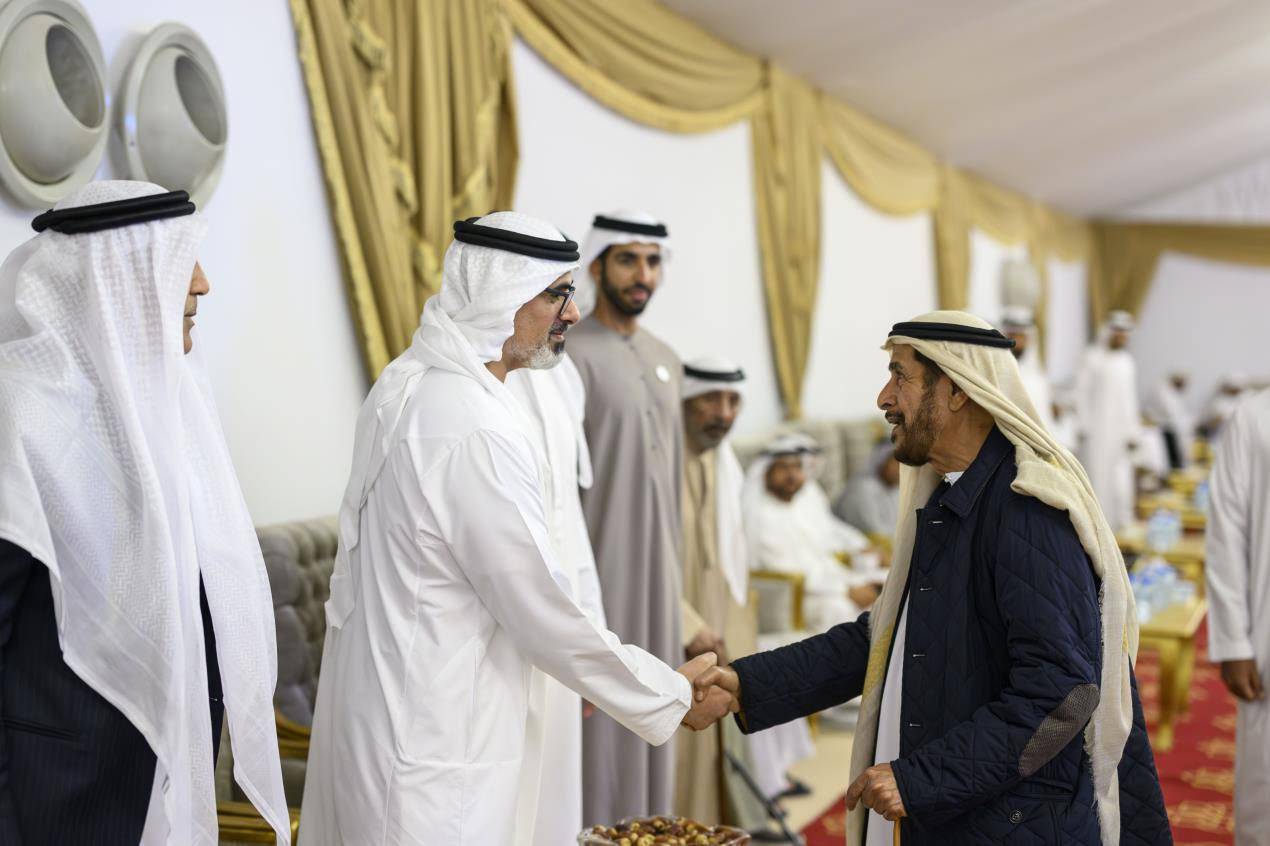 خالد بن محمد بن زايد يُقدم واجب العزاء في وفاة خلفان مطر الرميثي