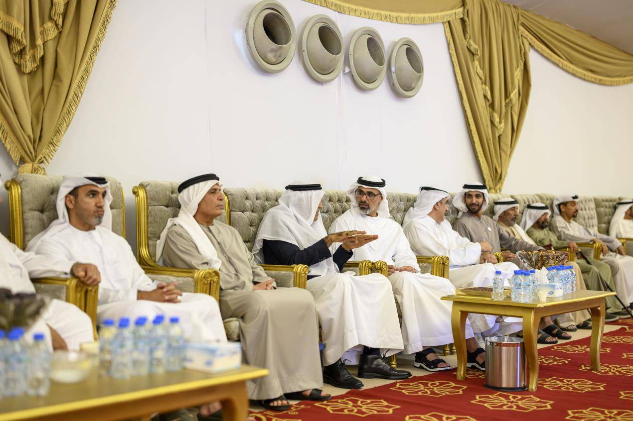 خالد بن محمد بن زايد يُقدم واجب العزاء في وفاة خلفان مطر الرميثي