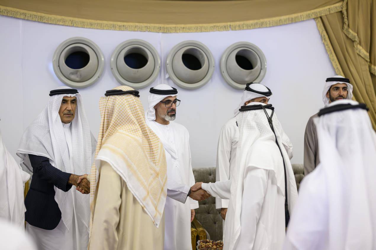 خالد بن محمد بن زايد يُقدم واجب العزاء في وفاة خلفان مطر الرميثي