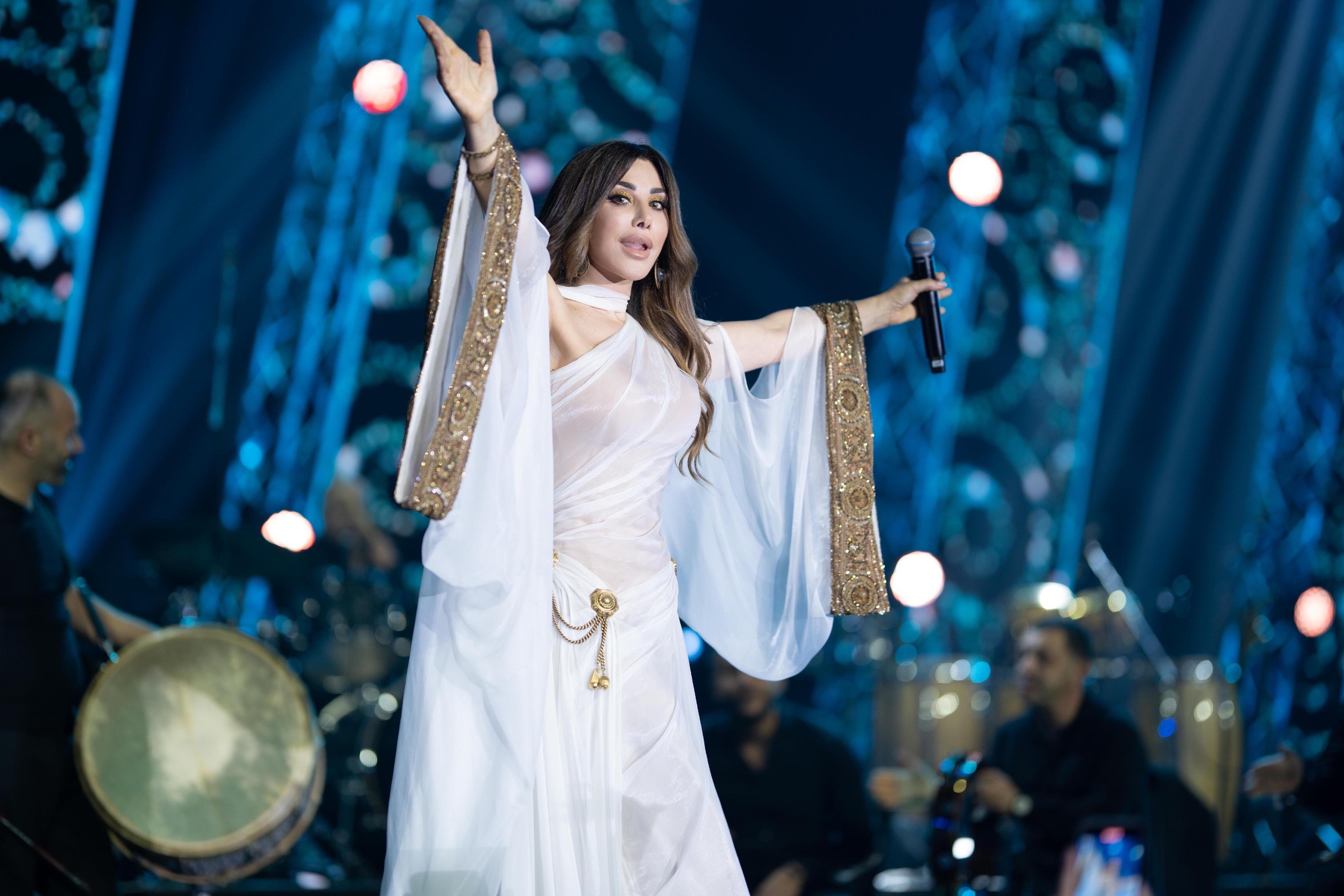 نجوى كرم تبهر الجمهور بإطلالتها وأدائها الغنائيفي حفل استقبال العام الجديد 2024 في دبي