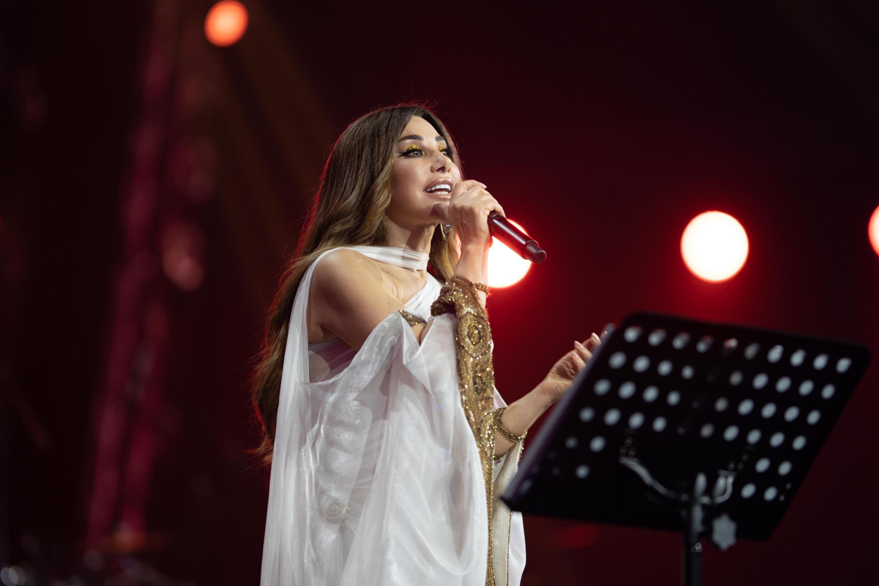 نجوى كرم تبهر الجمهور بإطلالتها وأدائها الغنائيفي حفل استقبال العام الجديد 2024 في دبي
