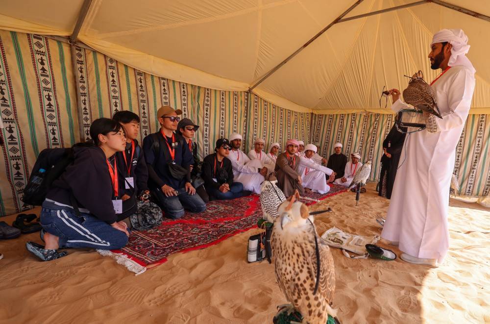 بمباركة من سمو الشيخ حمدان بن زايد.. نادي صقاري الإمارات يُنظّم فعاليات مخيم الصقارة الإماراتي-الياباني المُشترك  
