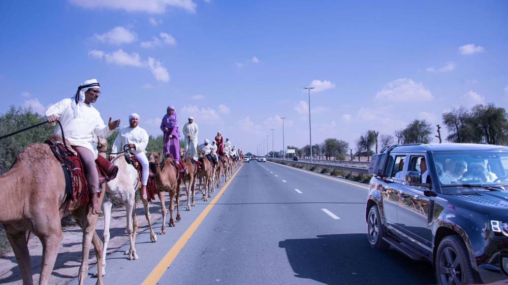 محمد بن راشد يلتقي قافلة رحلة الهجن 