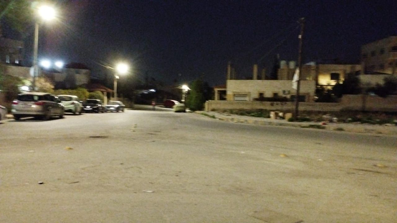 بلدية الزرقاء تباشر باستبدال وحدات الانارة التقليدية بوحدات انارة موفرة للطاقة ( LED   )  في جميع شوارع المدينة 