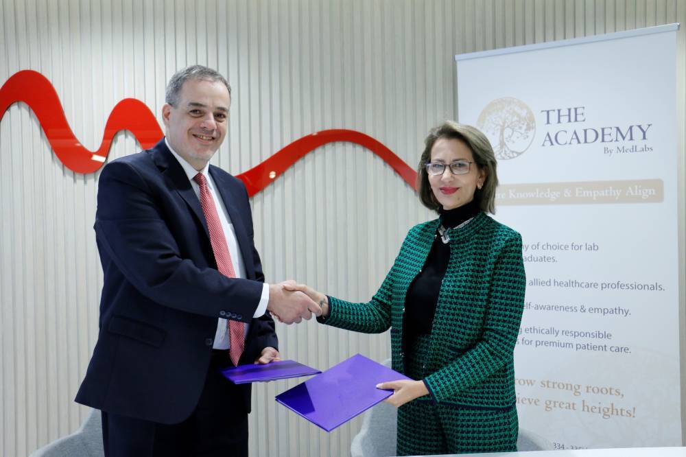 الأكاديمية – مدلاب توقع اتفاقية تعاون مع شركة أساسيات للخدمات الاستشارية