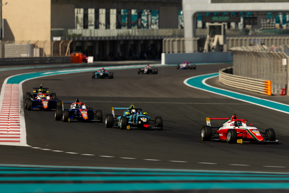 ياس هيت للسباقات يفتتح موسم فورمولا4 الإمارات بنتائج قوية على مسار حلبة مرسى ياس