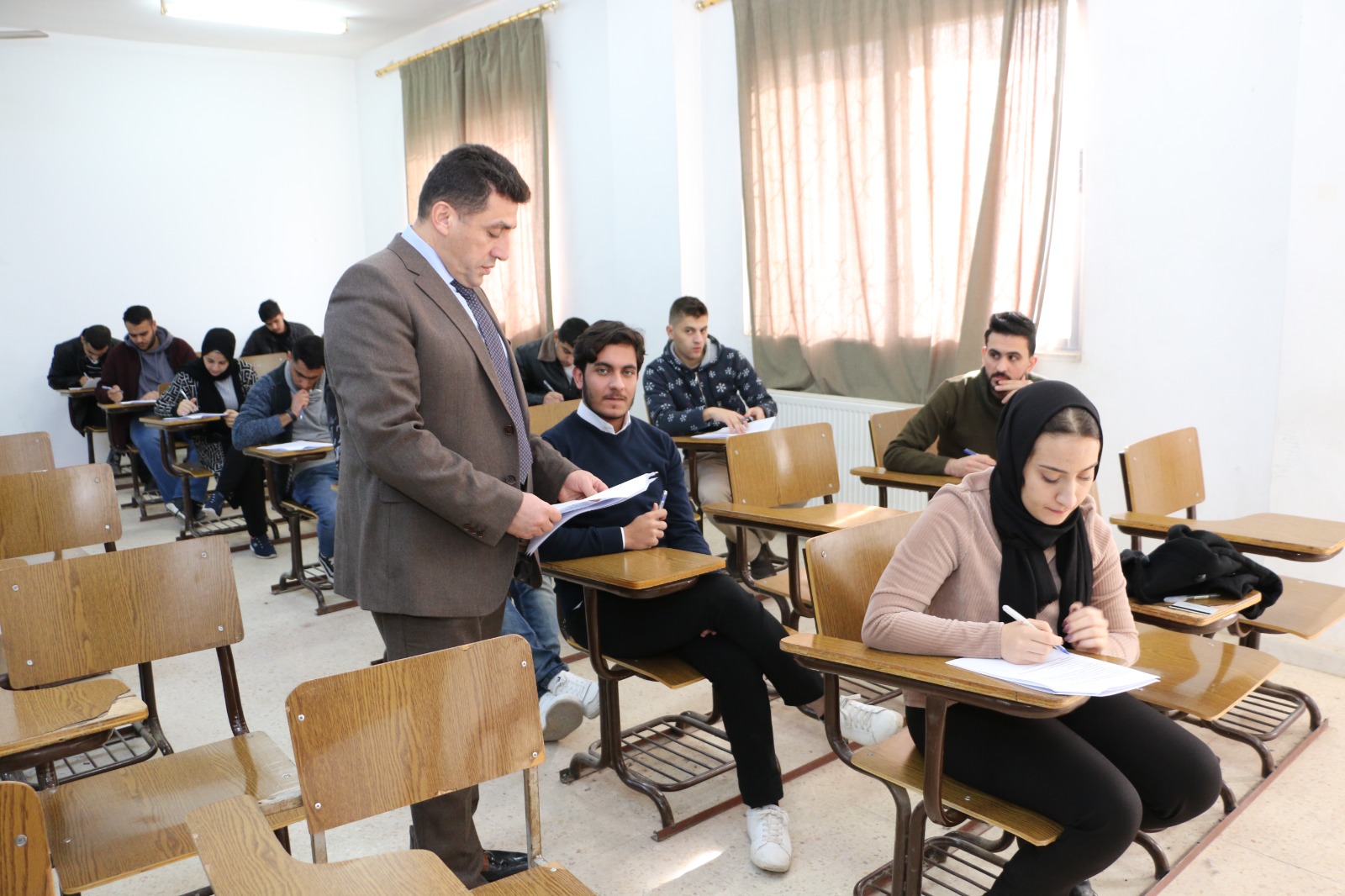 بدء الامتحانات النهائية في جامعة جرش ونواب رئيس الجامعة يتفقدون قاعات الامتحانات .. صور 