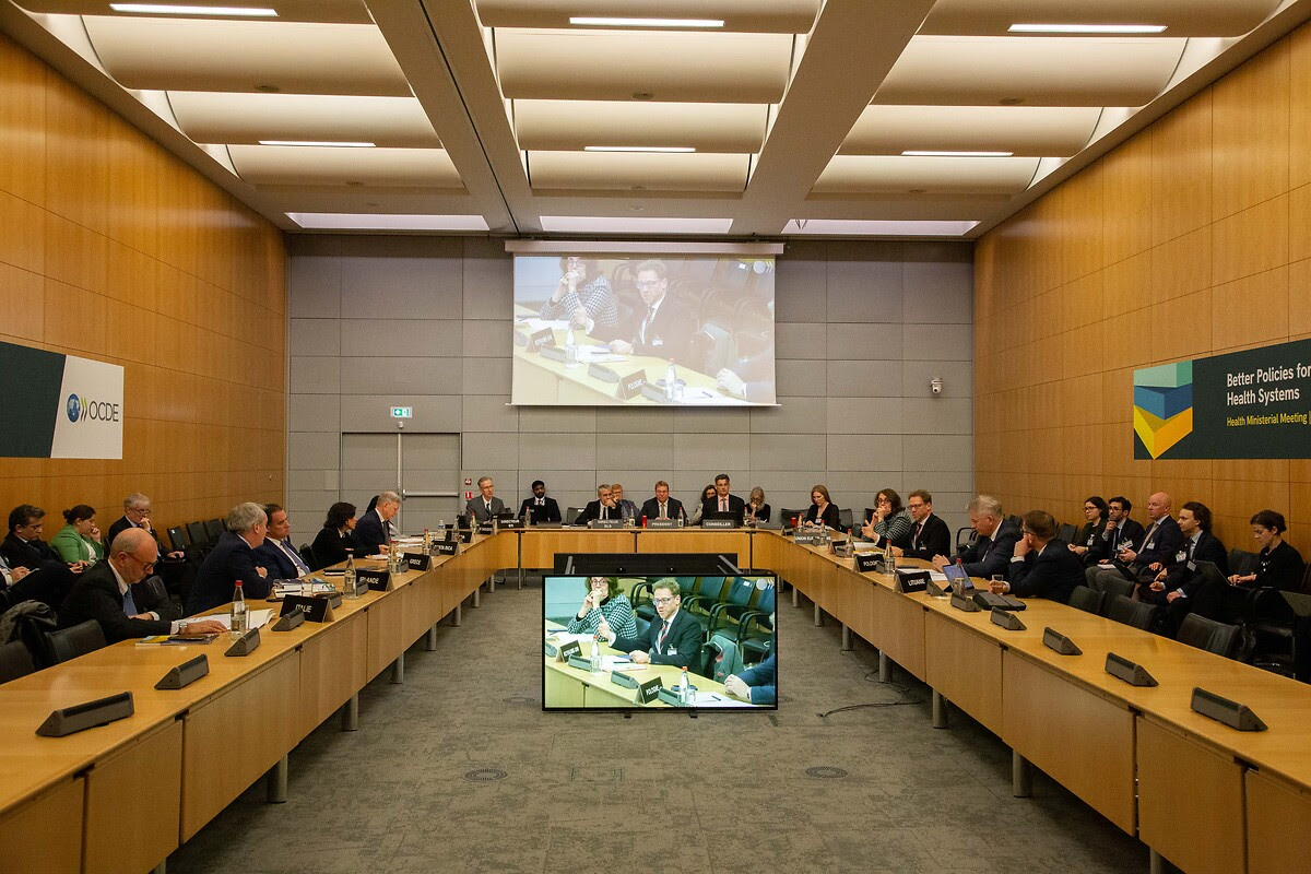 الجلاجل في باريس لحضور اجتماعات منظمة التعاون الاقتصادي والتنمية OECD