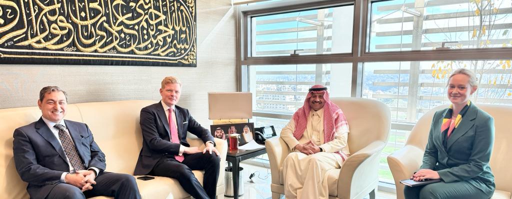 السفير السعودي لدى الأردن يلتقي المبعوث الخاص للأمين العام للأمم المتحدة لدى اليمن هانس غروندبرغ.