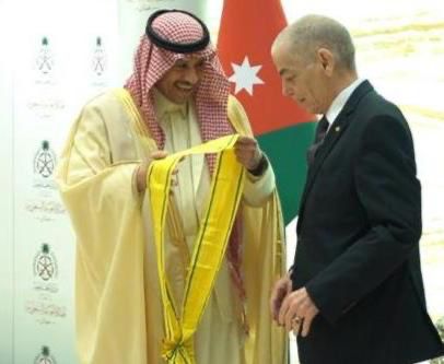وشاح الملك عبدالعزيز من الطبقة الثانية والبراءة الخاصة للسفير الأردني السابق لدى السعودية الكايد،