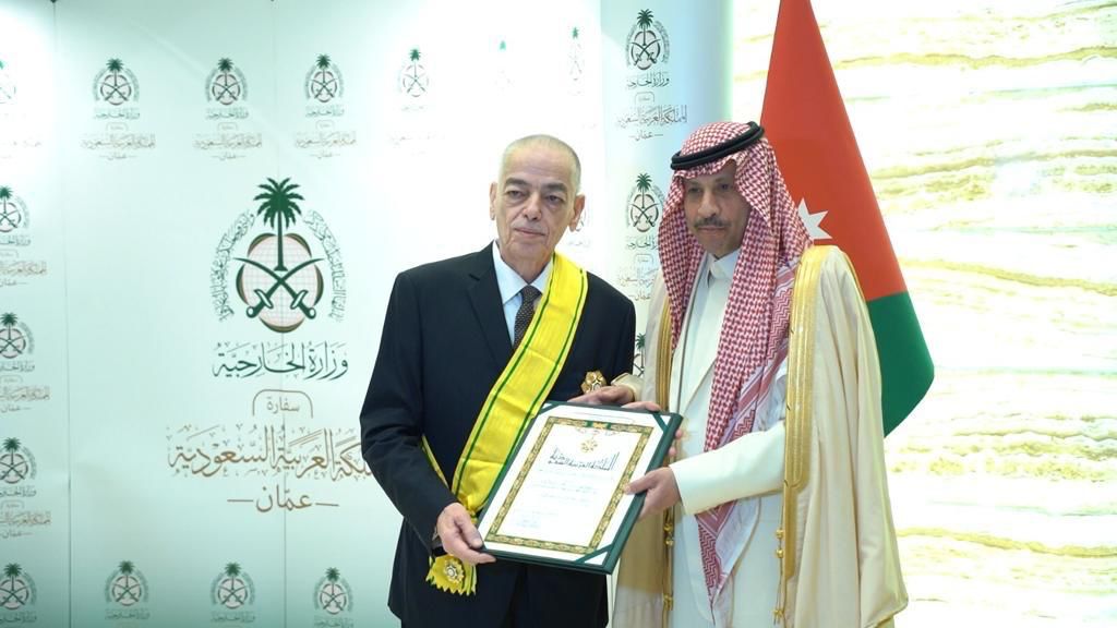 وشاح الملك عبدالعزيز من الطبقة الثانية والبراءة الخاصة للسفير الأردني السابق لدى السعودية الكايد، 