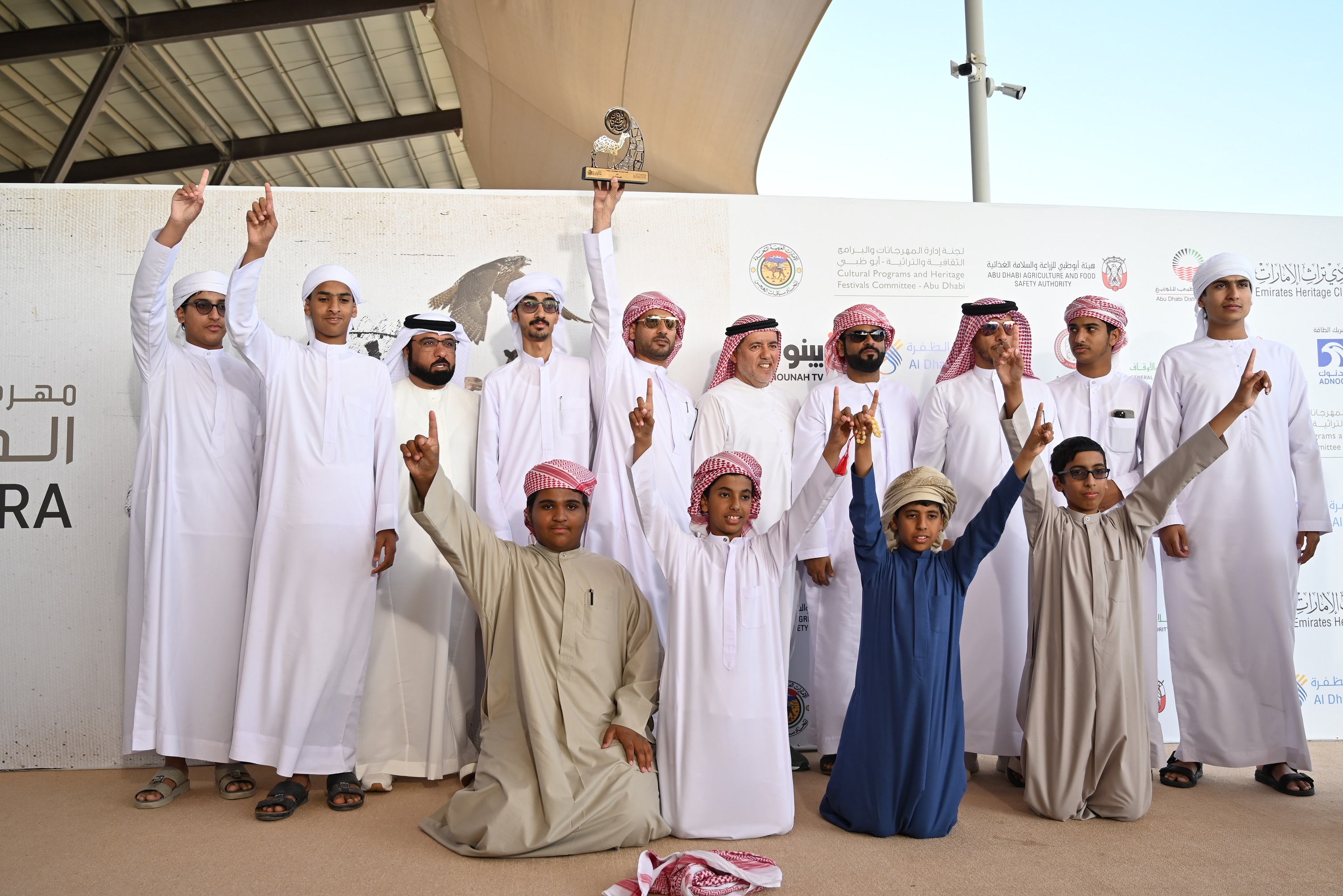 مهرجان الظفرة بيومه السابع يتوج الفائزين بمزاينة الإبل