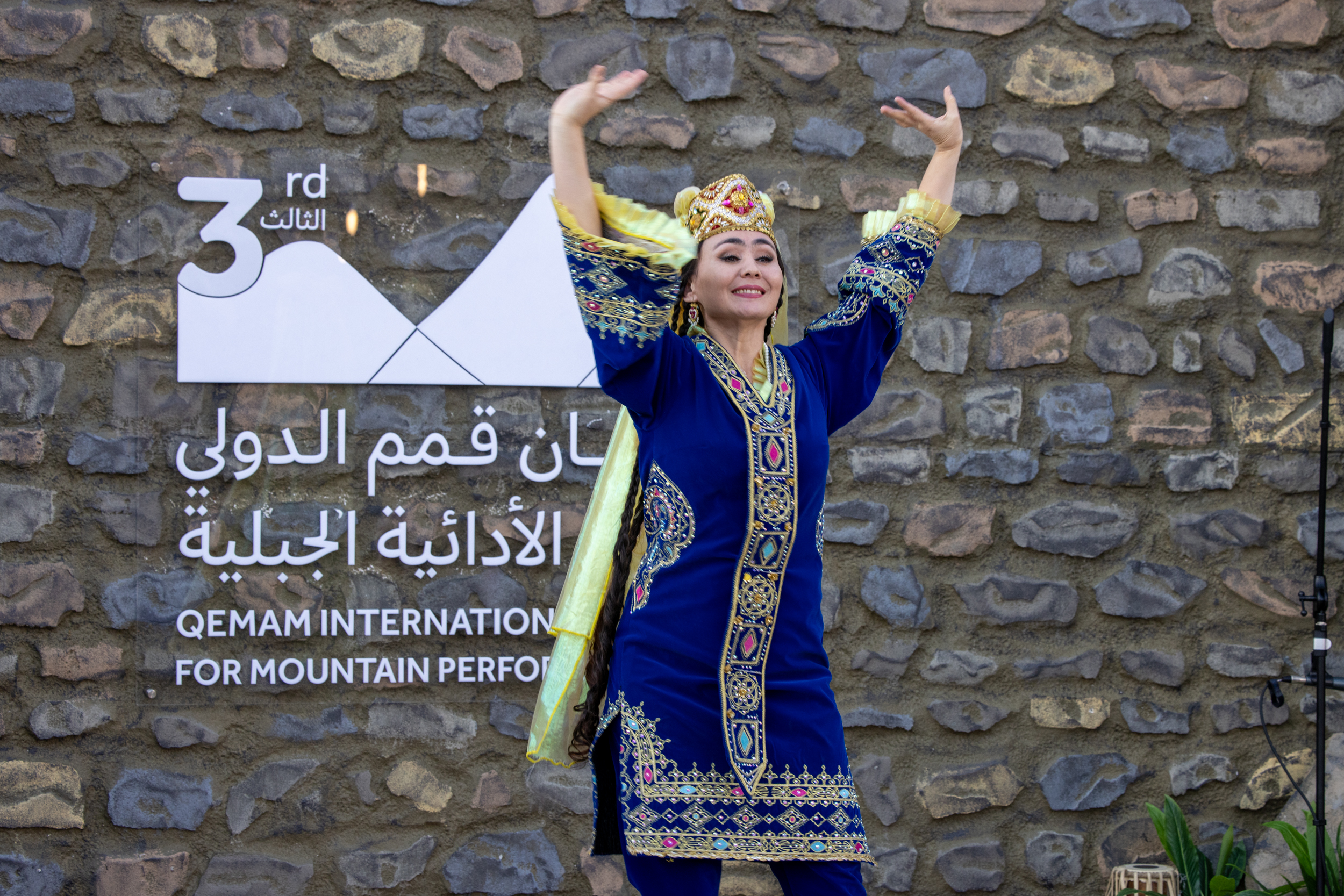الفرق العالمية تبهر زوار مهرجان قمم الدولي للفنون الأدائية الجبلية الثالث في المملكة العربية السعودية