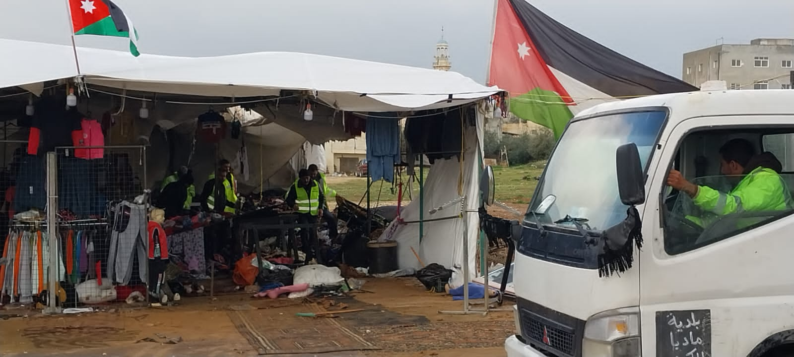 طواقم بلدية مادبا الكبرى تنقذ مواطناً من الحريق / مصوّر