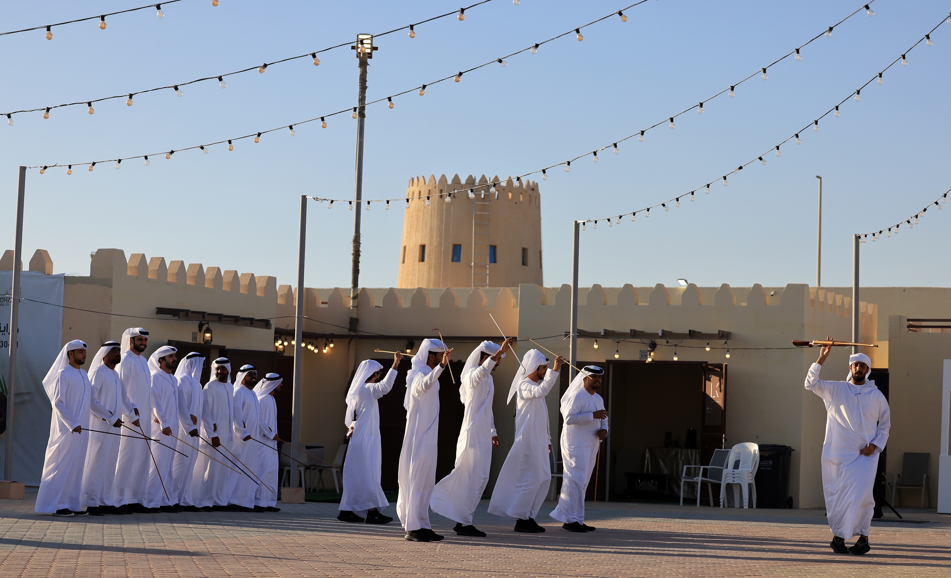 مهرجان الظفرة يصدح بـ رزفة الحربية والفنون الإماراتية