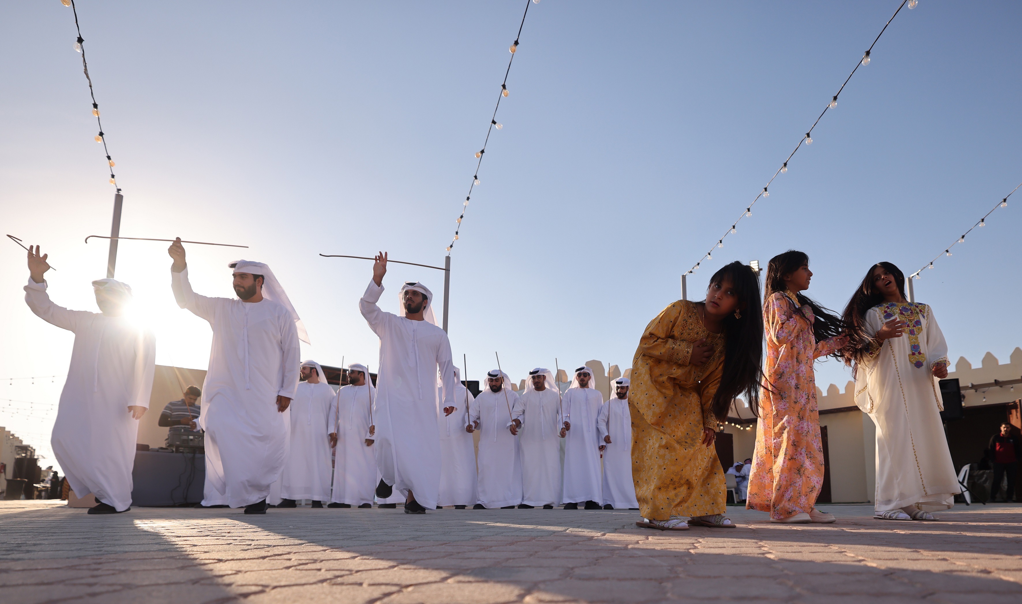 مهرجان الظفرة يصدح بـ رزفة الحربية والفنون الإماراتية