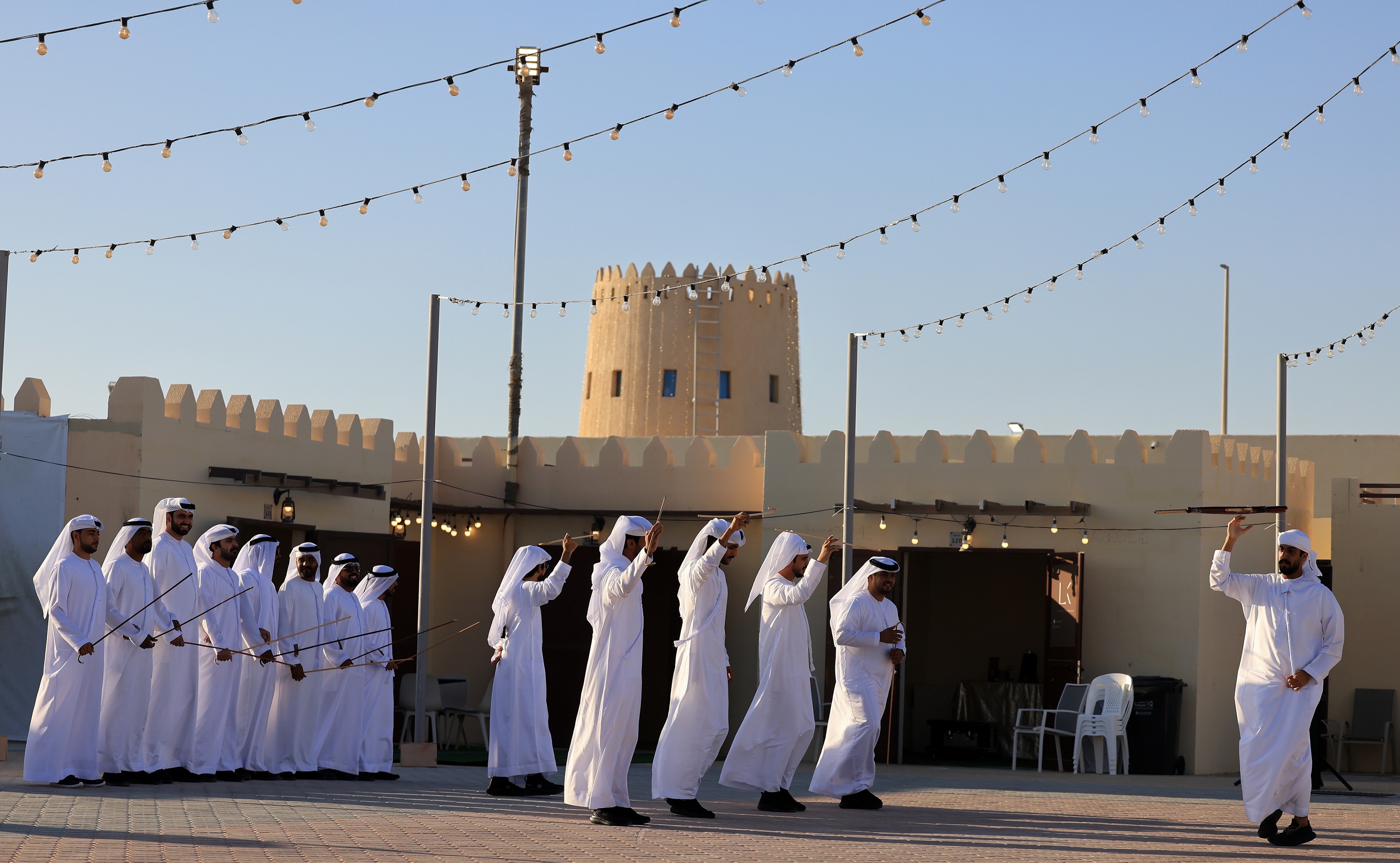 مهرجان الظفرة يصدح بـ رزفة الحربية والفنون الإماراتية