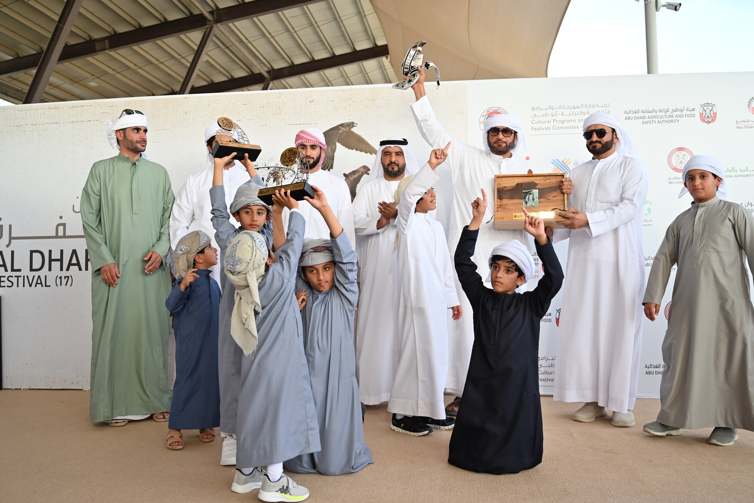 مهرجان الظفرة يتوج الفائزين في مزاينة إبل الحول للمحلياتوالمجاهيم  والوضح والمهجنات الأصايل