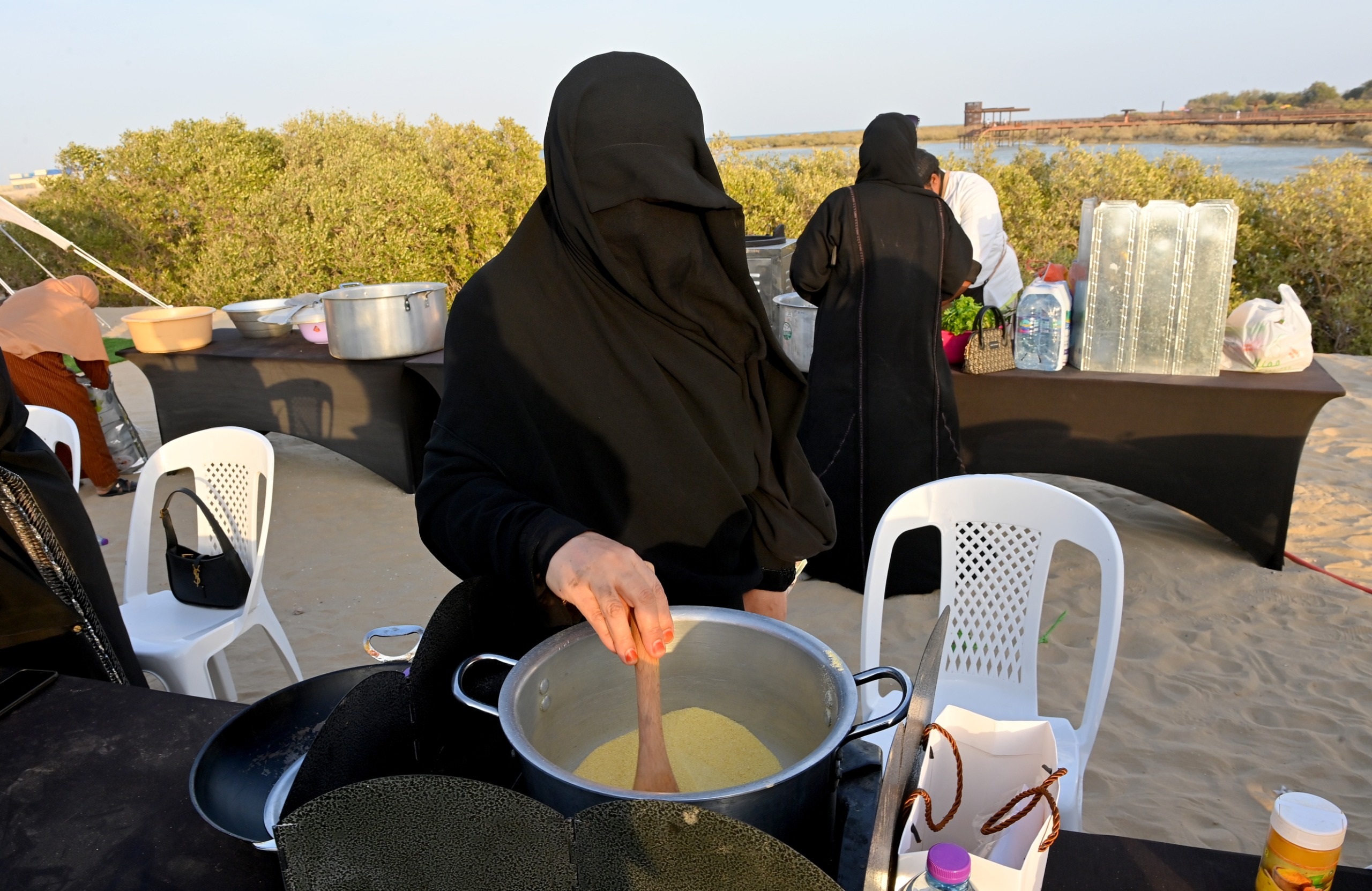 فن الطبخ الإماراتي.. حضور متميز في مهرجان الظفرة البحري