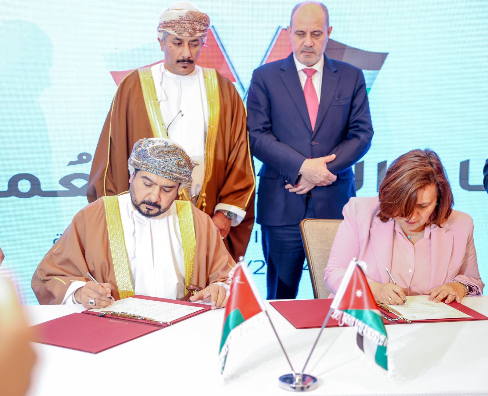 توقيع مذكرات تفاهم لتعزيز التعاون الاستثماري والتجاري بين الأردن وعُمان