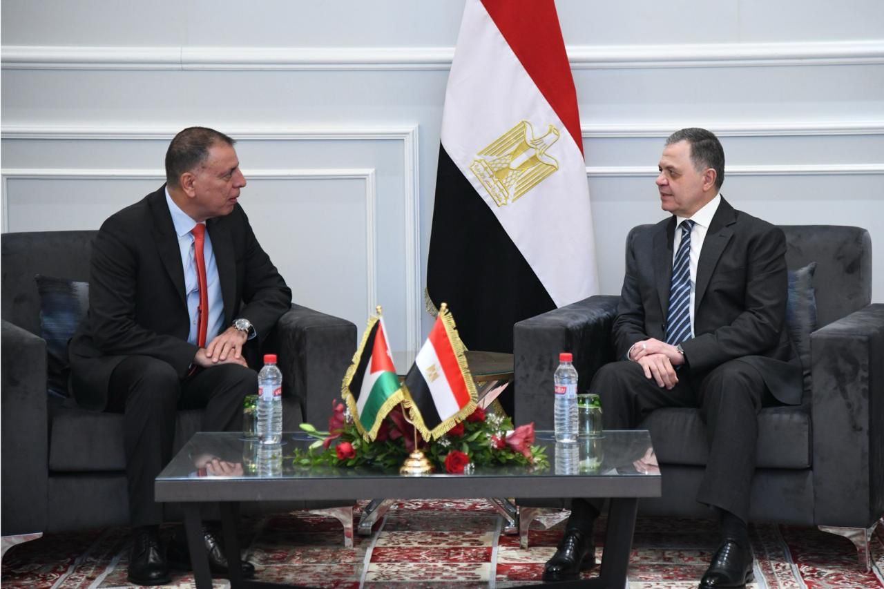 الفراية يلتقي نظيريه السعودي والمصري على هامش اجتماعات الدورة 41 لمجلس وزراء الداخلية العرب في تونس 