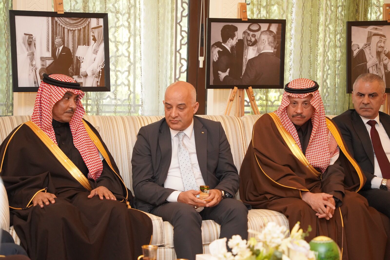 السفير السعودي لدى الأردن يقيم مأدبة غداء تكريمًا لمعالي وزير الإعلام الأستاذ سلمان بن يوسف الدوسري