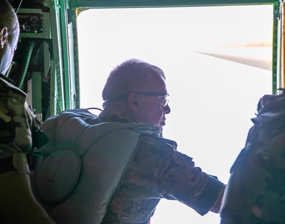 الملك يشارك في عمليات الإنزال الجوي للمساعدات لأهل غزة