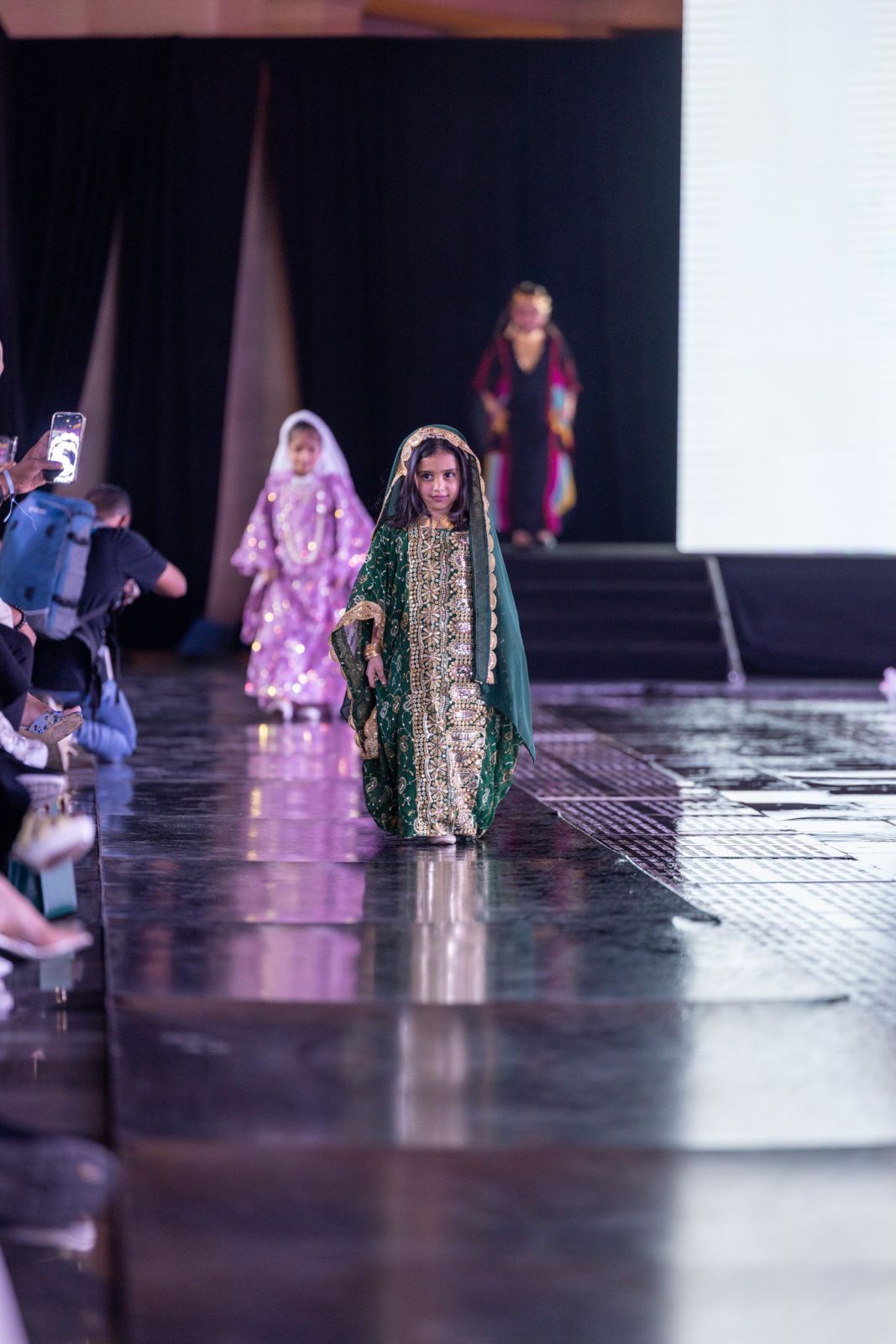 بالصور :- نجاح مصممة الأزياء المبدعة نورة آل جميح في إقامة أول عرض أزياء لها بمدينة جدة  