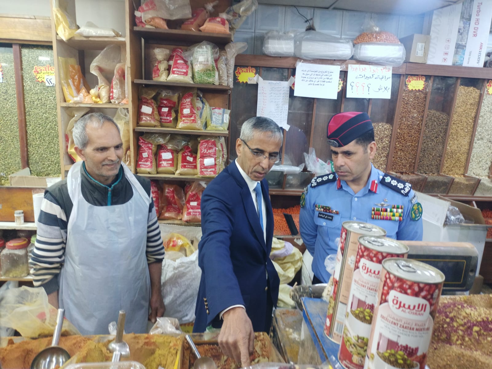 محافظ المفرق ومدير شرطة المحافظة يتفقدان الأسواق التجارية خلال اليوم الأول من رمضان