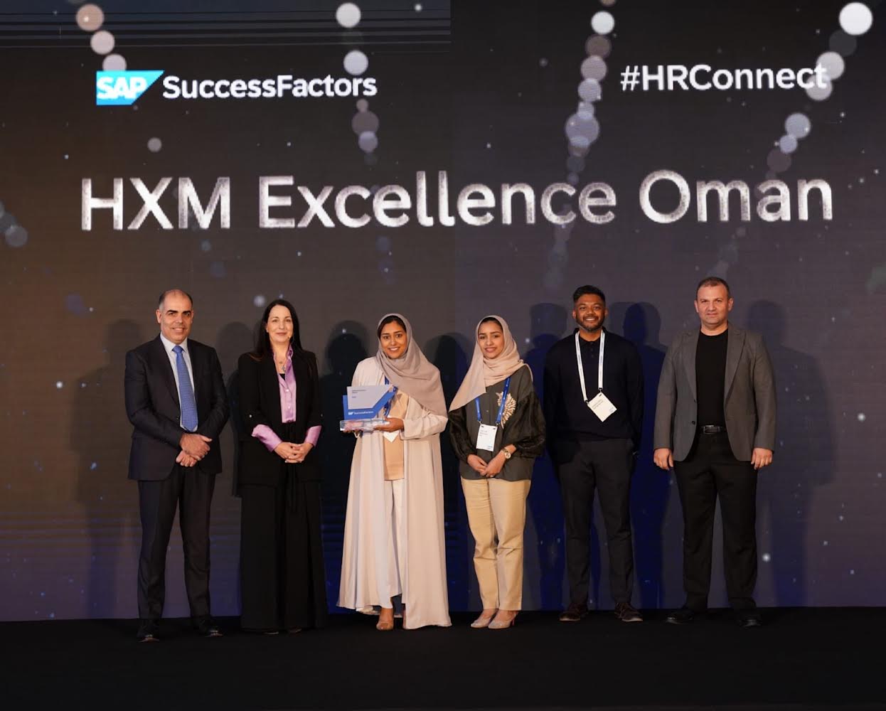 شركة ساب العالمية تمنح أوكيو جائزة التميُّز في تطبيقات إدارة رأس المال البشري في سلطنة عُمان لعام ٢٠٢٣م