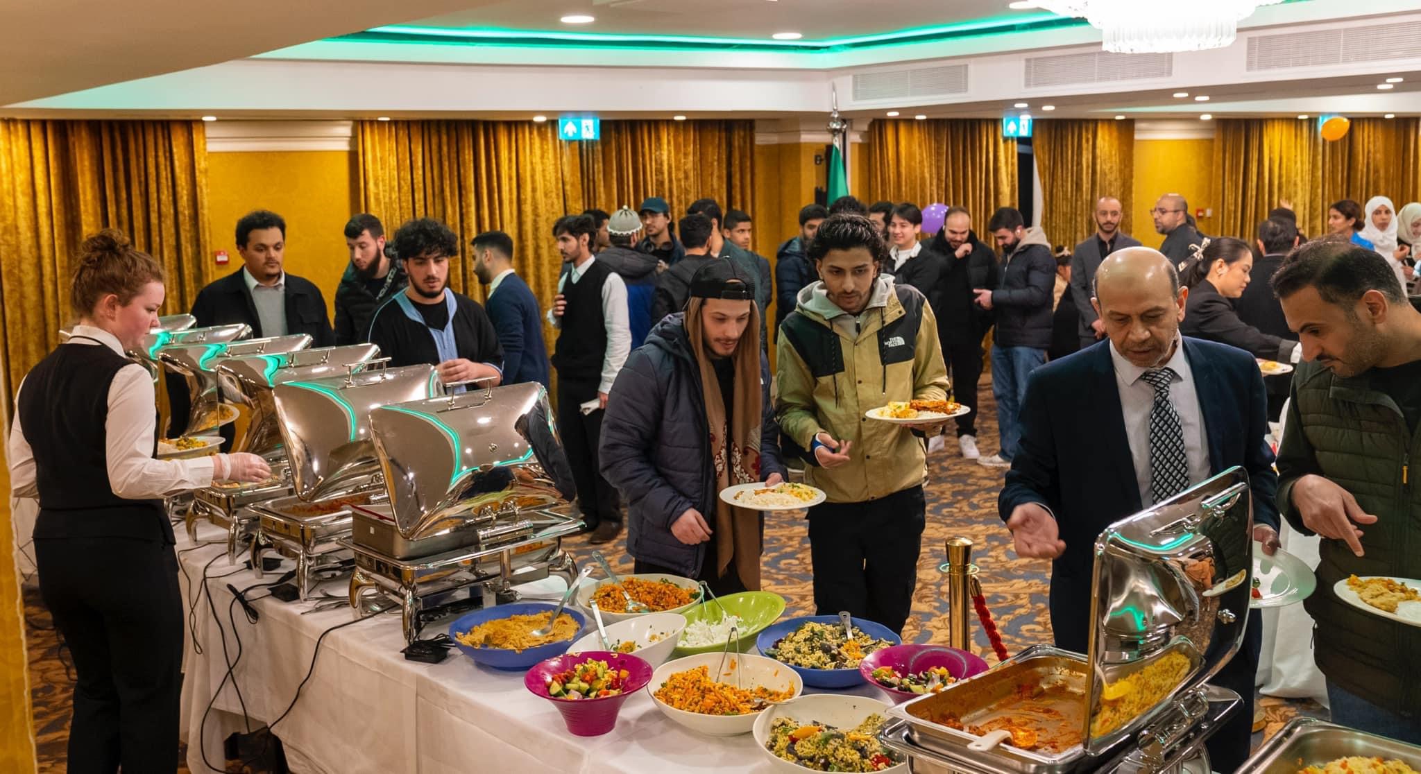 السفير السعودي لدى إيرلندا عبدالسلام بن عبدالله المشيطي يقيم مأدبة إفطار رمضاني، للمواطنين السعوديين المقيمين في إيرلندا.