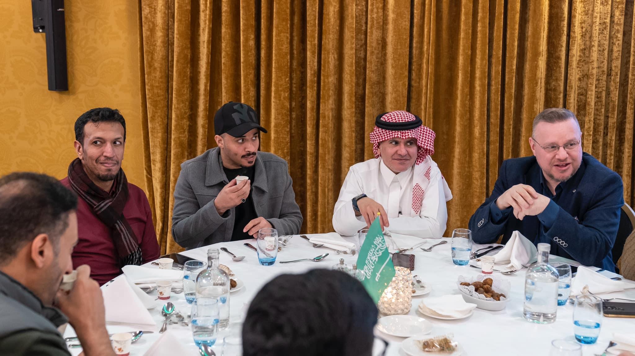 السفير السعودي لدى إيرلندا عبدالسلام بن عبدالله المشيطي يقيم مأدبة إفطار رمضاني، للمواطنين السعوديين المقيمين في إيرلندا.