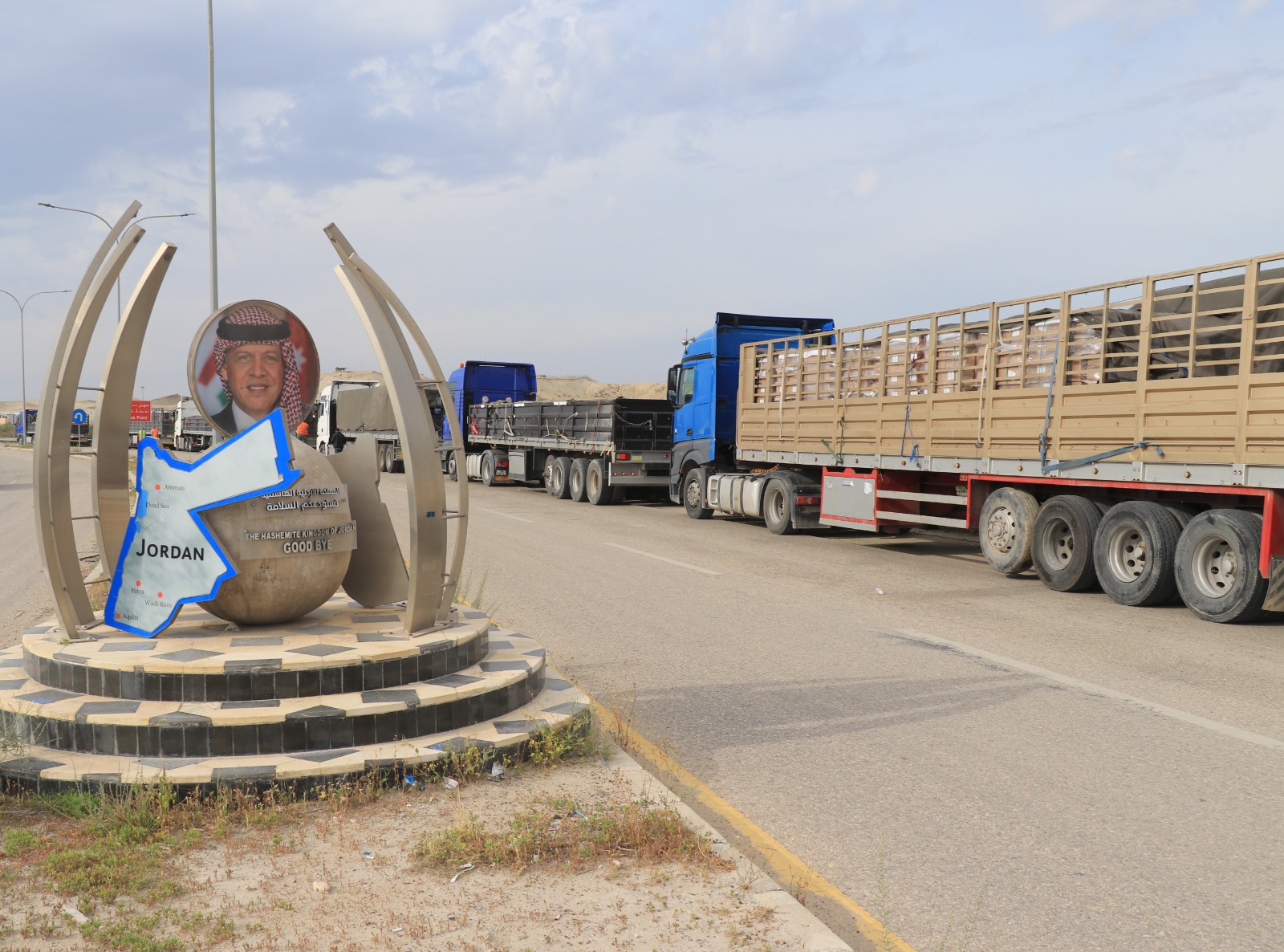 القوات المسلحة ترسل 25 شاحنة مساعدات إنسانية إلى قطاع غزة