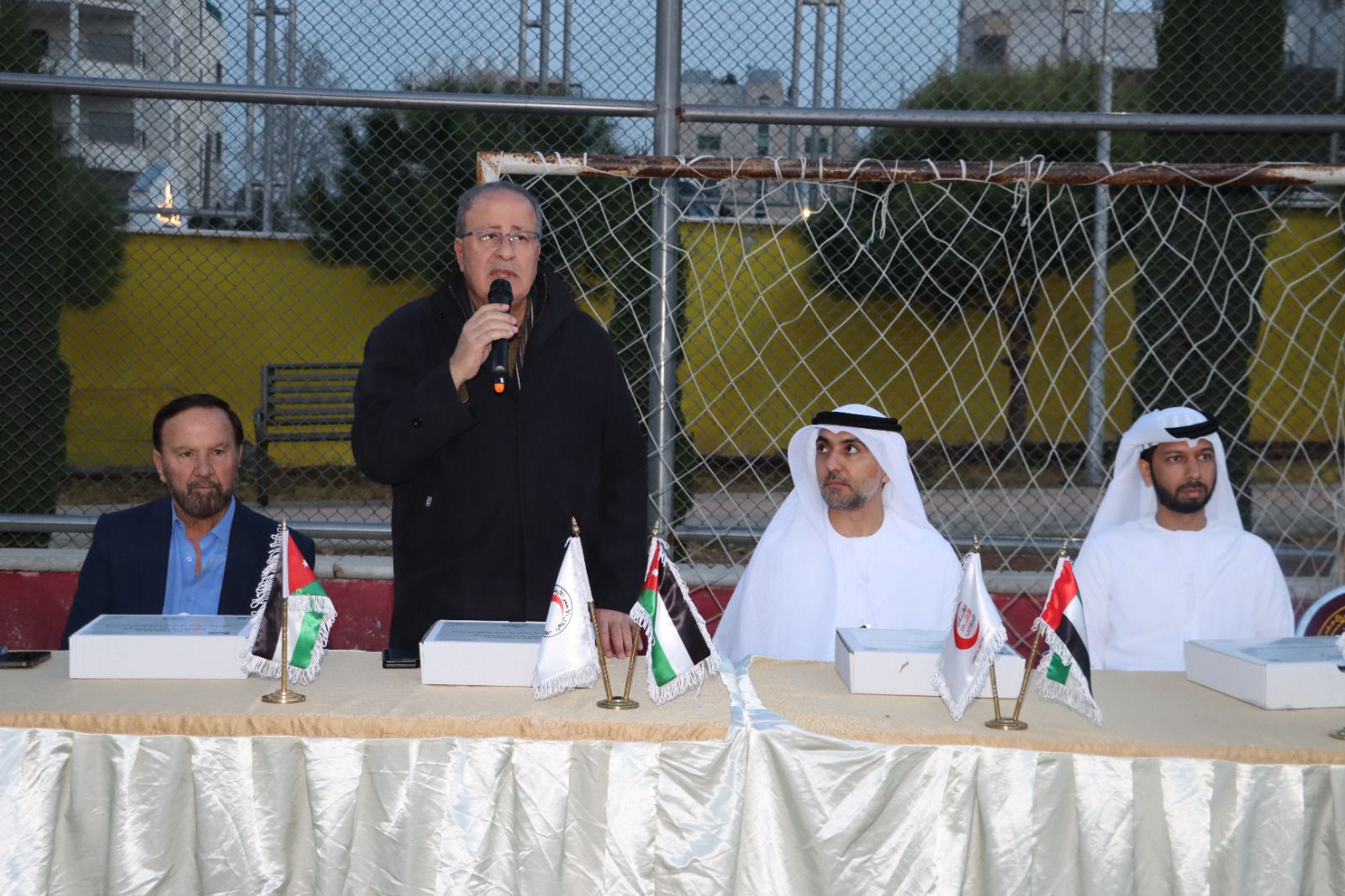 سفارة الإمارات تشرف على مبادرة إفطار صائم وتوزيع طرود غذائية بالأردن 