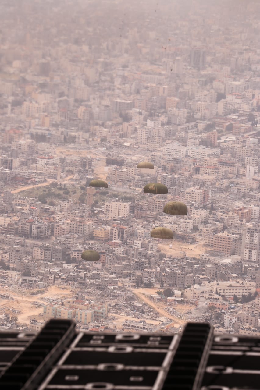 8 إنزالات جوية جديدة لمساعدات تنفذها القوات المسلحة على شمال غزة بمشاركة 6 دول 