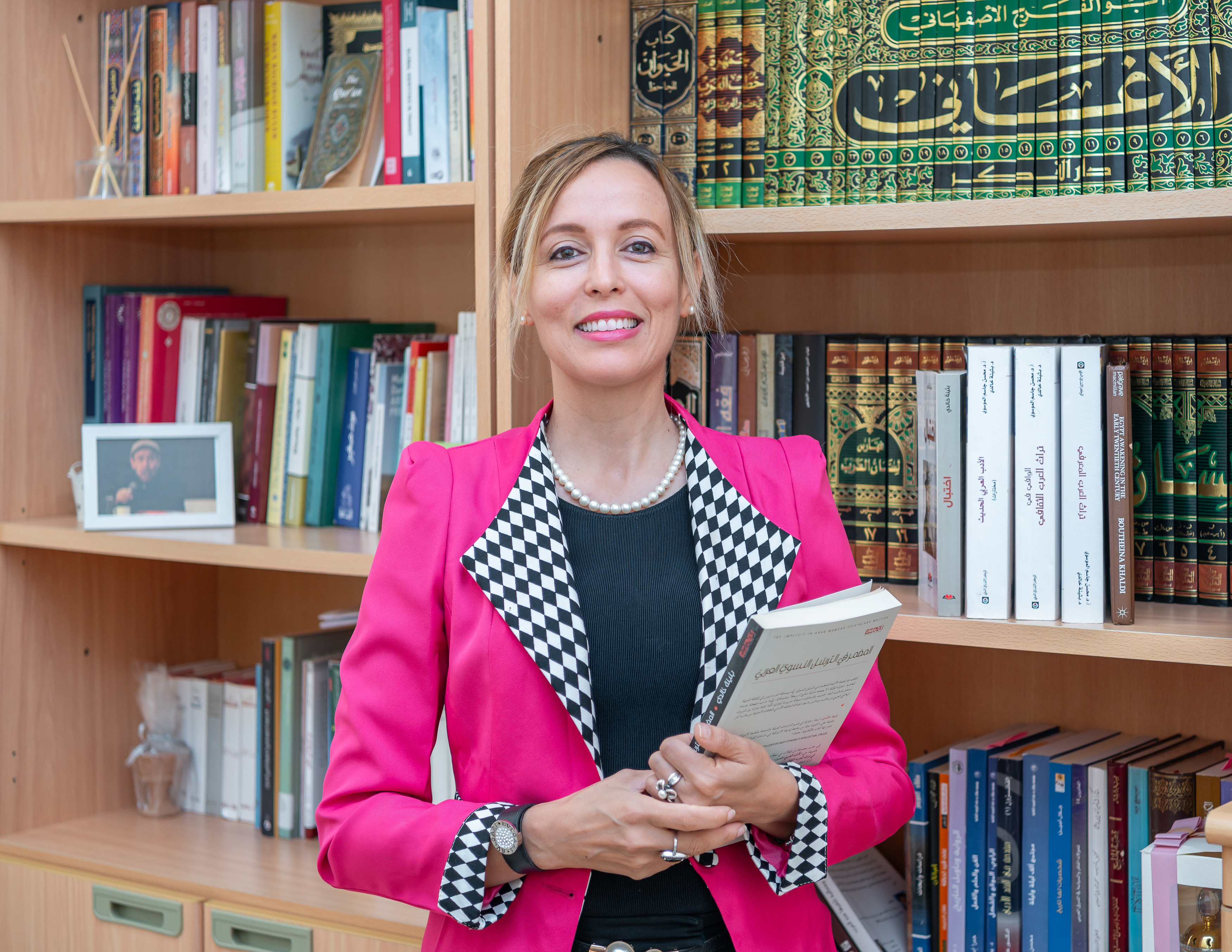 بحثية لباحثة وروائية في أمريكا الشارقة تنال الأعمال التقديرية لمساهمتها في الأدب العربي والمقارنات النسائية والتبادل الثقافي