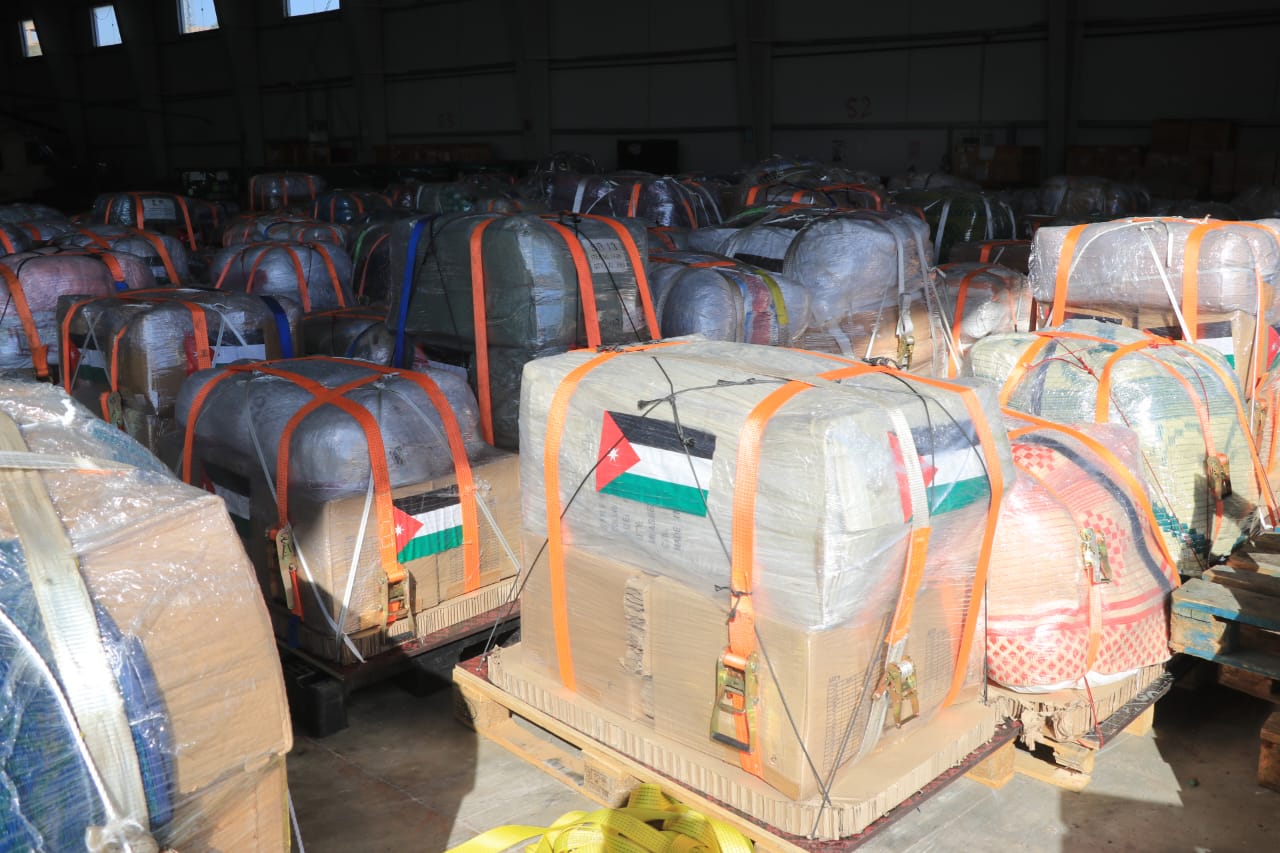 بمناسبة عيد الفطر : القوات المسلحة الأردنية تنفذ أضخم عملية إنزال جوي لمساعدات على قطاع غزة 