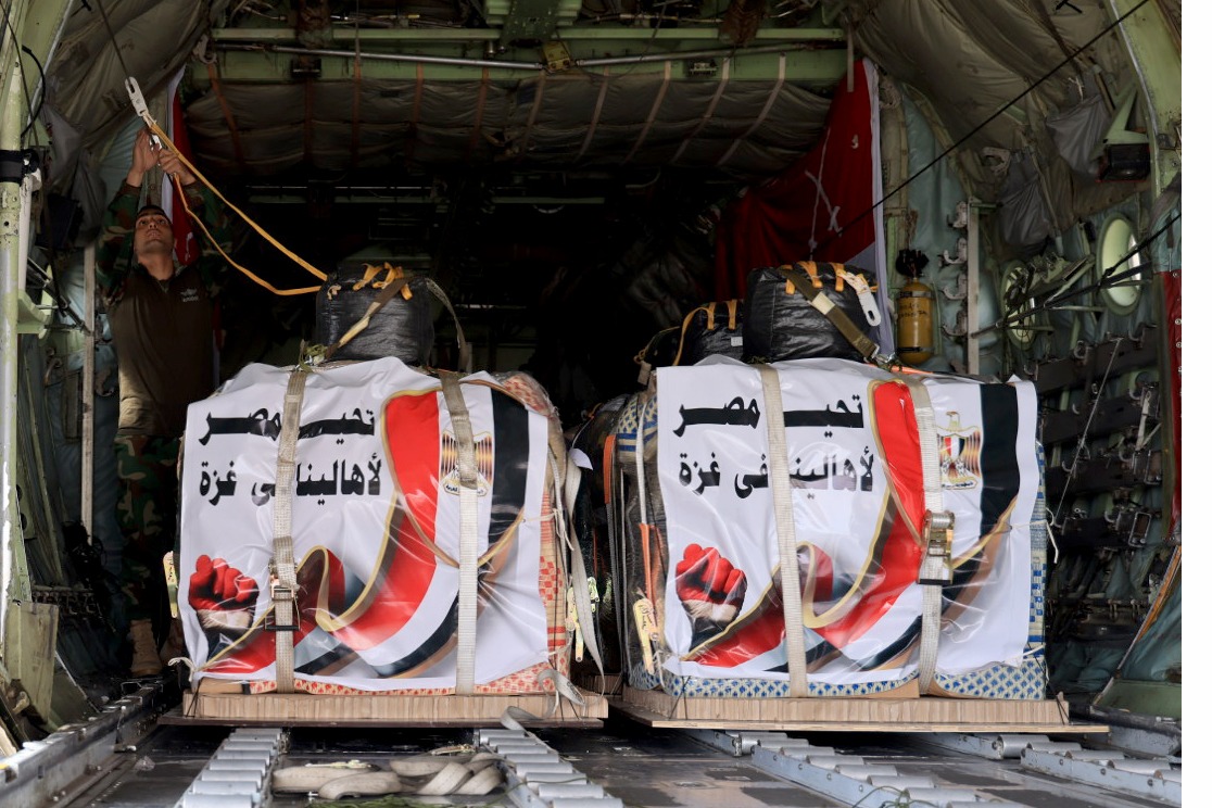في أول أيام العيد.. القوات المسلحة الأردنية تواصل إنزال المساعدات على قطاع غزة بمشاركة دولية كبيرة