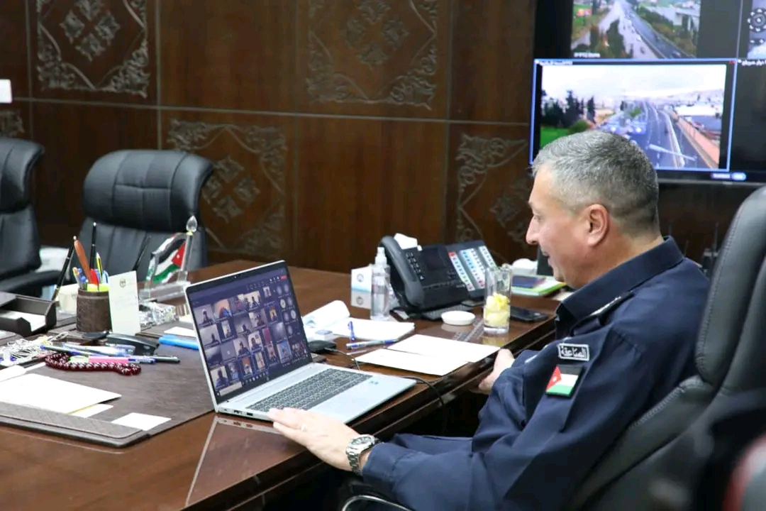 العميد أنور الطراونة يتواصل مع مرتبات الأمن العام المشاركة في مهام حفظ السلام لتهنئتهم بعيد الفطر 