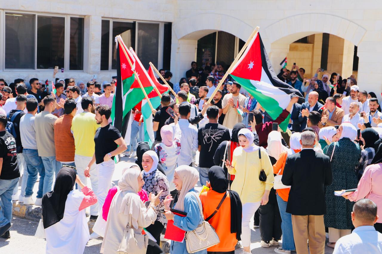 العجلوني يرعى احتفالات البلقاء التطبيقية باليوم الوطني للعلم الأردني