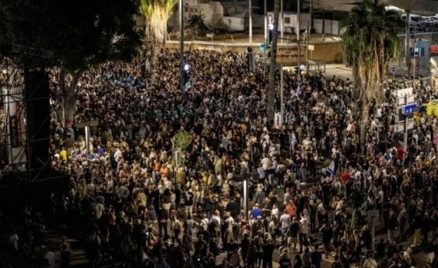 آلاف الإسرائيليين يتظاهرون مطالبين بانتخابات مبكرة وعودة الأسرى من غزة