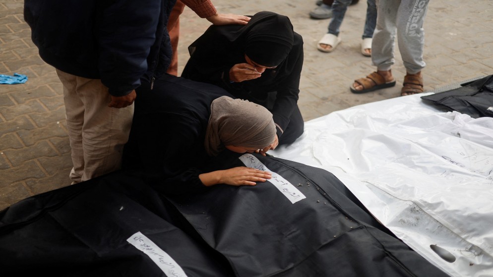 انتشال عشرات الجثامين من مقبرة جماعية بمجمع ناصر الطبي في خان يونس