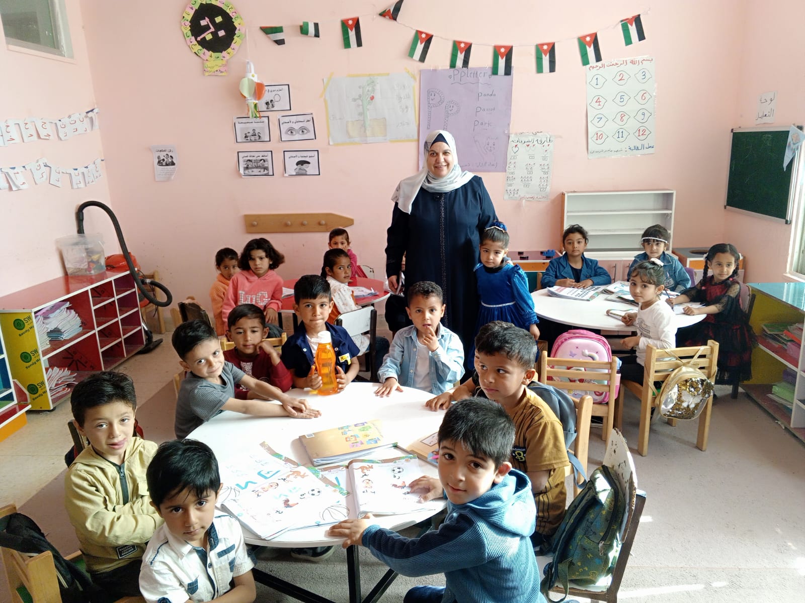 مديرة التربية والتعليم لمنطقة البادية الشمالية الشرقية تتفقد عددا من المدارس 