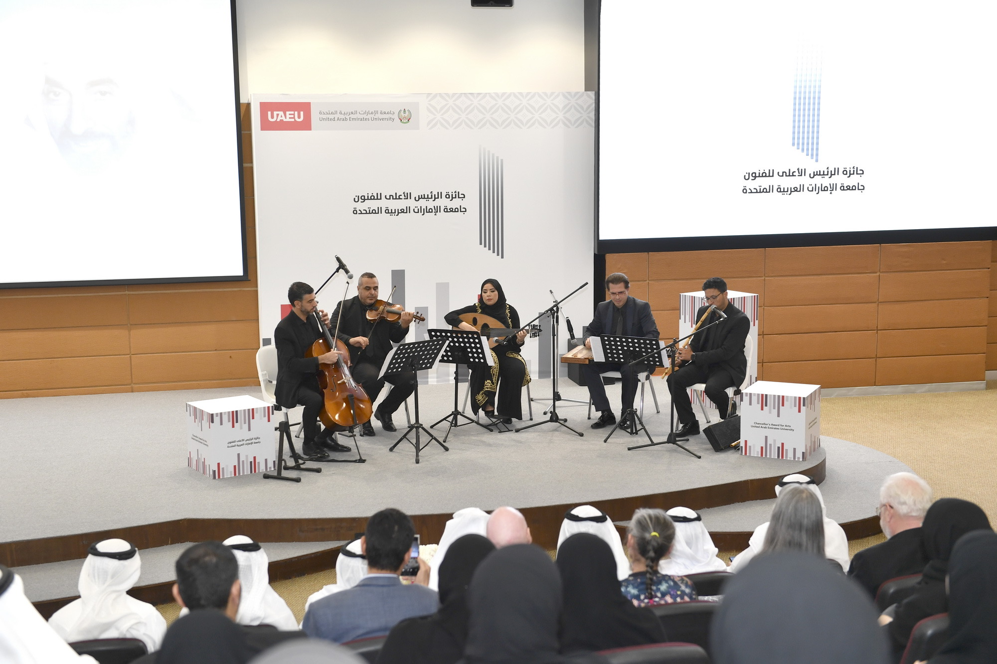 زكي نسيبة يكرم الفائزين بجائزة الرئيس الأعلى للفنون في جامعة الإمارات