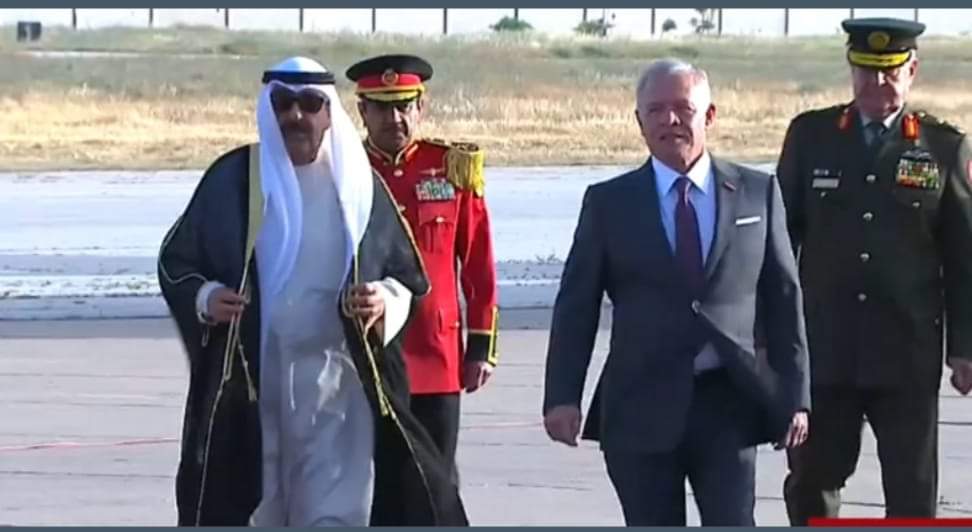 الملك وولي العهد في مقدمة مستقبلي أمير الكويت.